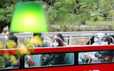 Khách du lịch đeo khẩu trang phòng virus corona, khám phá Thủ đô Hà Nội